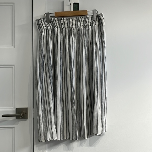 White and Grey vertically stripped Long Skirt - Picture 3 of 3
